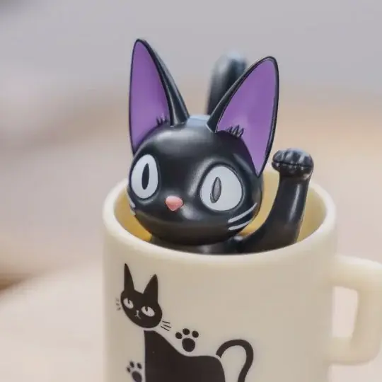 Snabb frakt | ROUND BOTTOMED FIGURINE KIKI WITH HER MUG KIKI‘S DELIVERY SERVICE