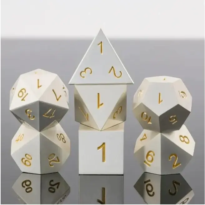 Tryggt köp - A Role Playing Dice Set Metallic - Matt silver med gula siffror