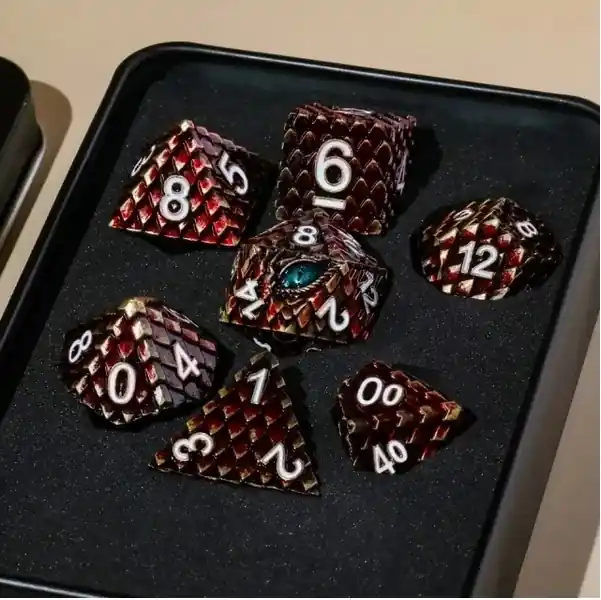 A Role Playing Dice Set Metallic - Dragon Scale Blood Red | Nytt i sortimentet