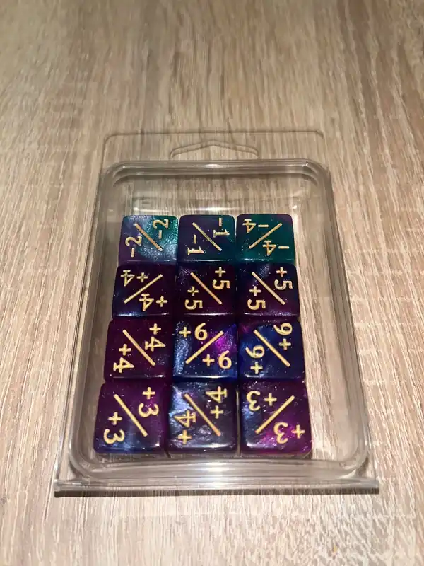Under begränsad tid - Purple/Blue Positive/Negative D6 Dice 16 mm (12st)