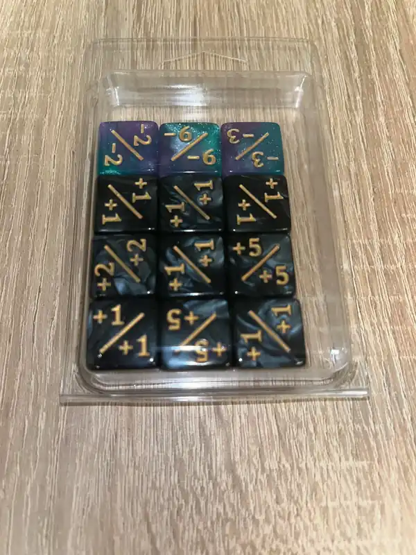 Black Positive/Negative D6 Dice 16 mm (12st) - Tidsbegränsat erbjudande