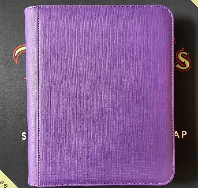 Toploader Zip Cardbinder 4-Pocket (112 cards) Purple - Mycket uppskattad