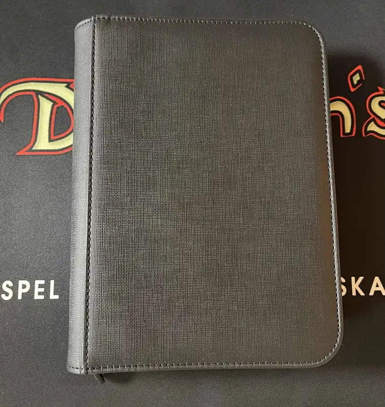 Ny produkt | Zip Cardbinder 4-Pocket (80 cards) Black