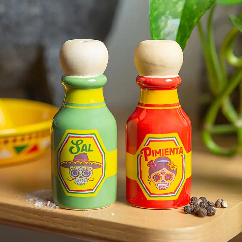Kikkerland - Hot Sauce Salt & Pepper Shakers - 1.5 inches in diameter and 3.5 inches in height | Sista dagarna