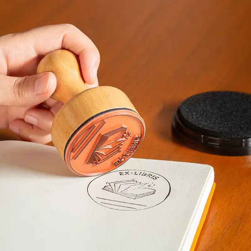 Kikkerland - Ex-Libris Book Stamp - Stamp diameter 2.25 inches, Ink pad diameter 3.25 inches, Ink pad height 0.75 inches - Kanonerbjudande